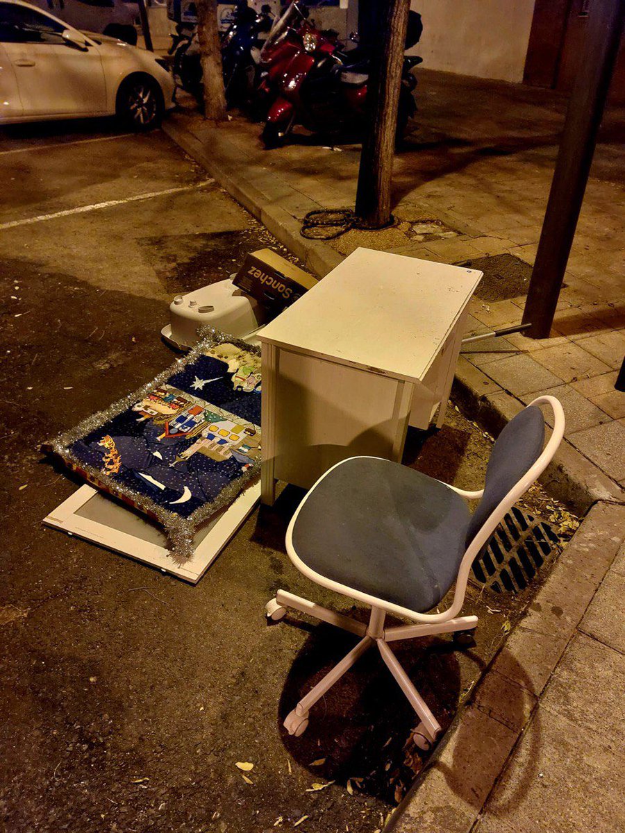 vox_alcobendas's tweet photo. ⚠️⚠️VERTEDERO ALCOBENDAS⚠️⚠️

El Gobierno de #Alcobendas @PPAlcobendas con la muleta veleta rechazó la moción de VOX para mejorar la limpieza del municipio y este es el resultado.

Este desgobierno tiene abandonado al pueblo, centrado en sus nombramientos a dedo y su bienestar. https://t.co/EZRrrxKuCw