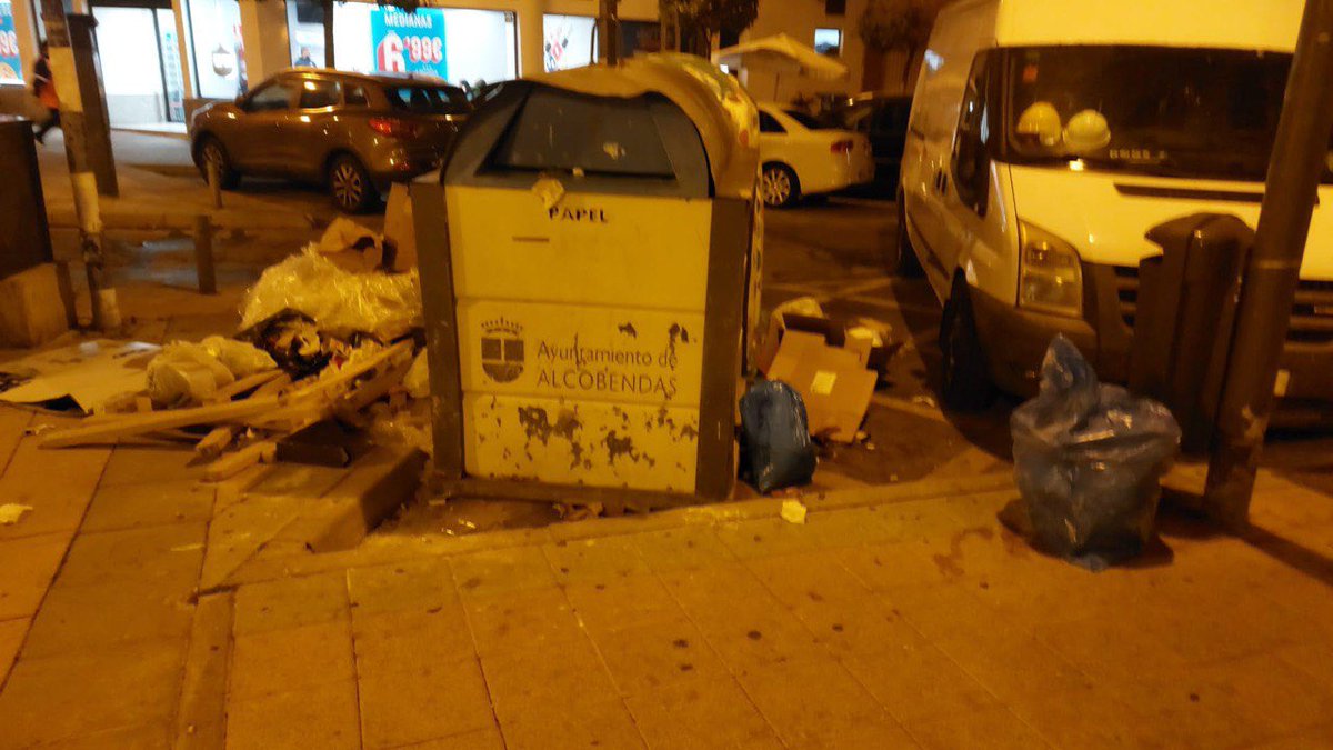 vox_alcobendas's tweet photo. ⚠️⚠️VERTEDERO ALCOBENDAS⚠️⚠️

El Gobierno de #Alcobendas @PPAlcobendas con la muleta veleta rechazó la moción de VOX para mejorar la limpieza del municipio y este es el resultado.

Este desgobierno tiene abandonado al pueblo, centrado en sus nombramientos a dedo y su bienestar. https://t.co/EZRrrxKuCw