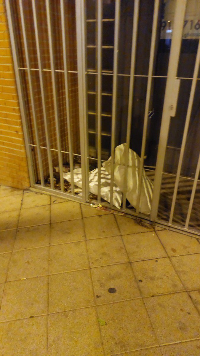 vox_alcobendas's tweet photo. ⚠️⚠️VERTEDERO ALCOBENDAS⚠️⚠️

El Gobierno de #Alcobendas @PPAlcobendas con la muleta veleta rechazó la moción de VOX para mejorar la limpieza del municipio y este es el resultado.

Este desgobierno tiene abandonado al pueblo, centrado en sus nombramientos a dedo y su bienestar. https://t.co/EZRrrxKuCw