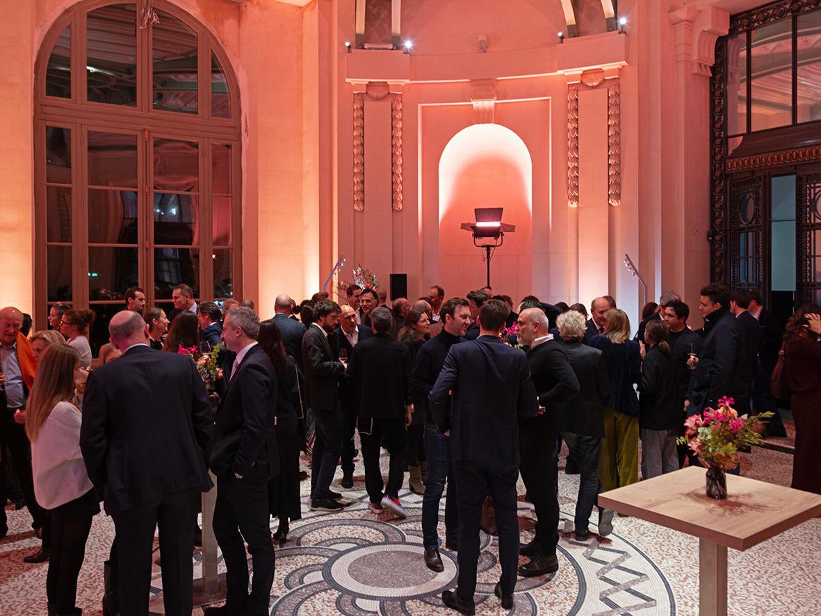 Quel honneur et satisfaction de pouvoir être entouré de sa famille, ses amis et ses collègues pour recevoir l’insigne de Chevalier de l’ordre des Arts et des Lettres par Didier Fusillier dans le monumental <a href="/LeGrandPalais/">LeGrandPalais</a> édifié pour l’exposition universelle de 1900
<a href="/MinistereCC/">Ministère de la Culture 🇫🇷</a>