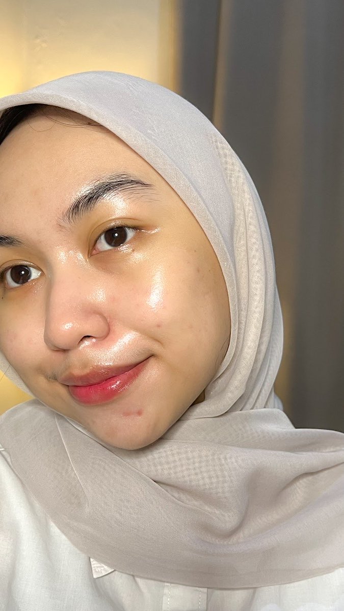 sleepinbeautea's tweet photo. salah satu ikhtiarku buat menunda sign of aging: pake skincare anti aging! ✨

sebenernya menua itu wajar banget, tapi ga ada salahnya kan nunda penuaan pake skincare? bonus bikin pori-pori jadi keliatan samar banget <3 https://t.co/thqWbxP6gx