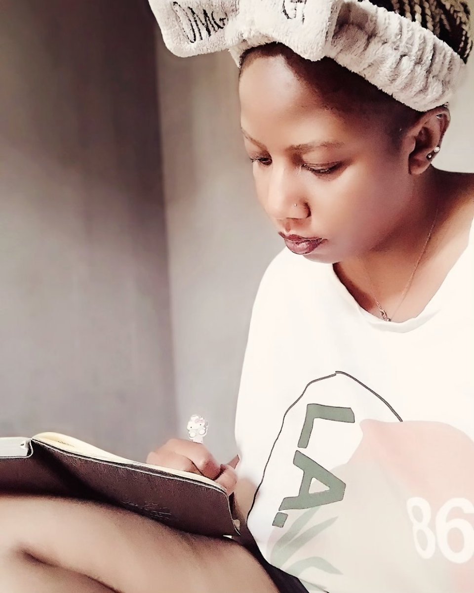 ThatYoongiLife's tweet image. One thing about me, imma put that pen to paper and turn depression into inspiration 💯
.
DM for book details ✨️
.
#WritingRoutine #WritersLife #BehindTheScenes #bookstagram #bookaddict #AuthorsOfTwitter #author