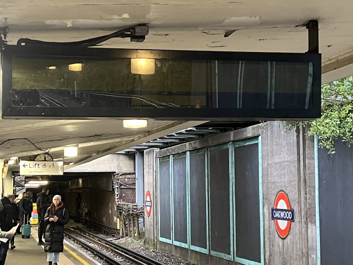 Morning <a href="/TfL/">TfL</a> the signal board at Oakwood for westbound trains is broken, and doesn’t provide any details of upcoming journeys. Could you please ask the relevant team to fix it? Thanks