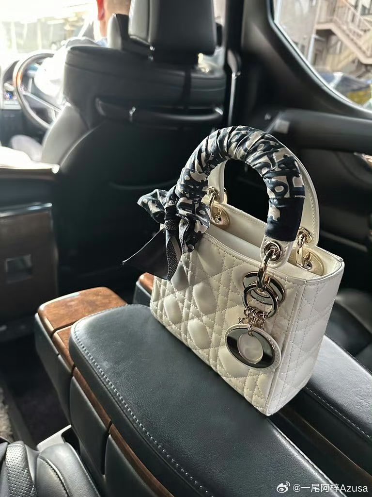 一些臭公狗天天对着我发癫，挂了个梯子到处看逼。被骗门槛费能骂街两三天，笑得想死。希望你们能在50岁之前过上我现在21岁的生活，20来个不保值的迪奥包包，抱怨一下公寓小我妈给我换了个50平米的塔楼，每天起床能看到东京塔。我自己还有一张存了400万的存折，本来相安无事，非要骚扰我，😅晦气死了， https://t.co/ebKQjcWfnr