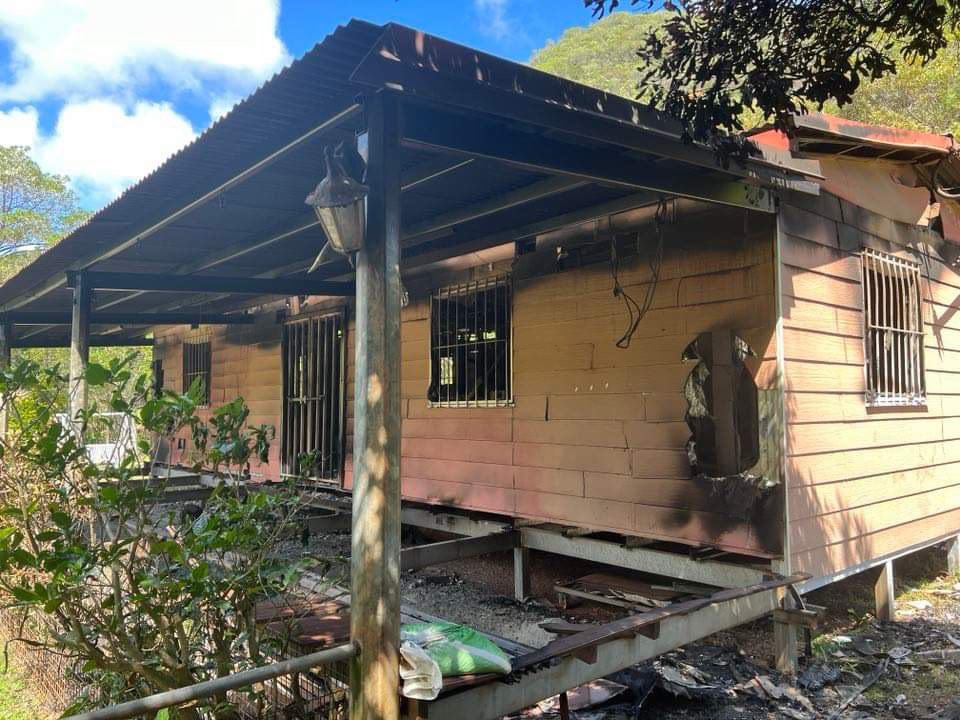 #NouvelleCaledonie 

Personne n’en parle mais la famille Bull à Thio est entrain de se faire expulser de facto de sa propriété. 

Des mois de pressions. La maison brûlée. Le bétail abbattu. L’occupation des terres. 

L’ADRAF est saisie pour le rachat de la propriété compte tenu