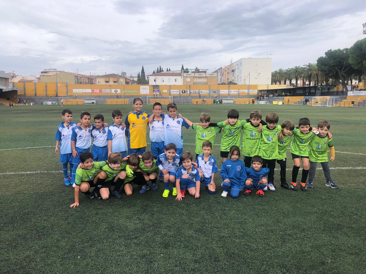 fivefutbol's tweet photo. El pasado sábado visitamos a la EF BAILÉN, para disputar la 2ª jornada de Liga Cedifa. Mañana de buen fútbol  con nuestros amigos de Bailén, y estreno de nuestras nuevas camisetas verdes. https://t.co/3DGwsas0lD