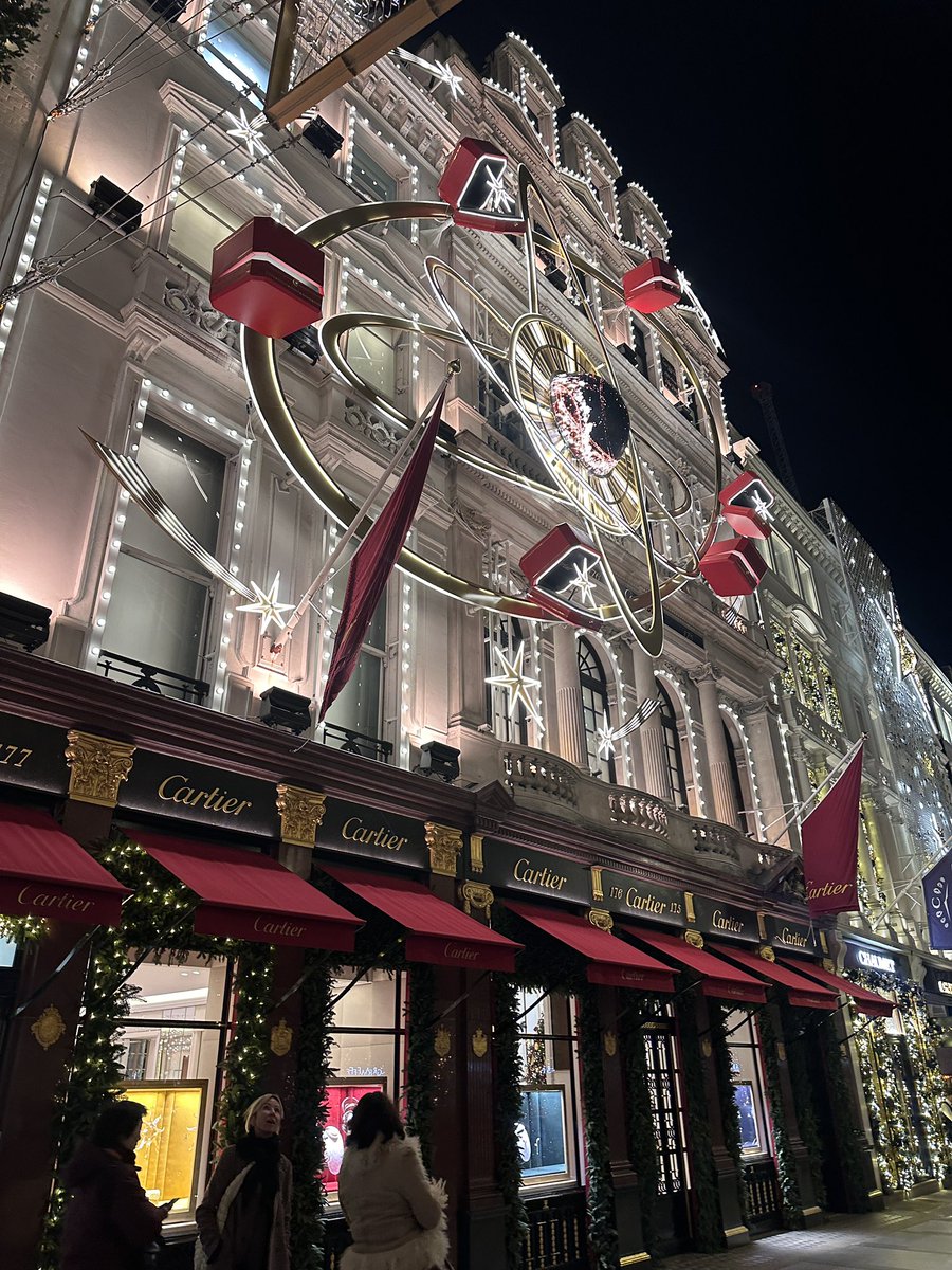 BiggiKrumm's tweet photo. Christmas vibes in London—off to enjoy high tea in festive style! https://t.co/QtFuG68Zdd