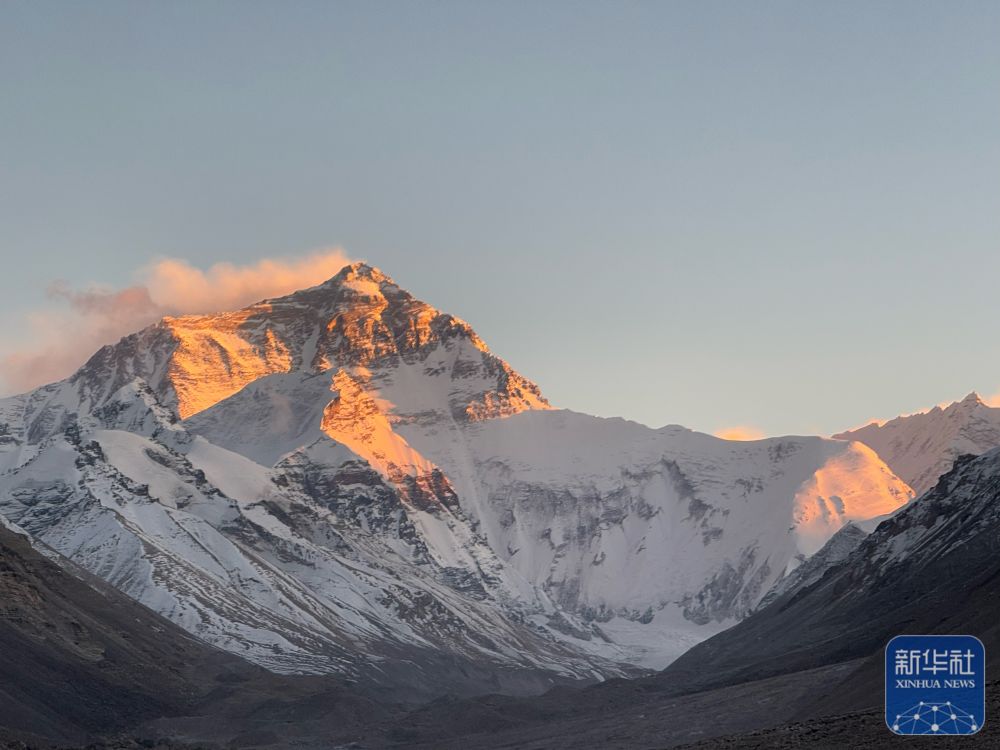 DailyBeijing's tweet image. As one of the ticket-free attractions in the seventh round of the &quot;Winter Tour to Xizang&quot; campaign, the Mount #Qomolangma scenic area is renowned for its snow-capped mountains, creating a picturesque scene that is both majestic and serene. #chinatravel