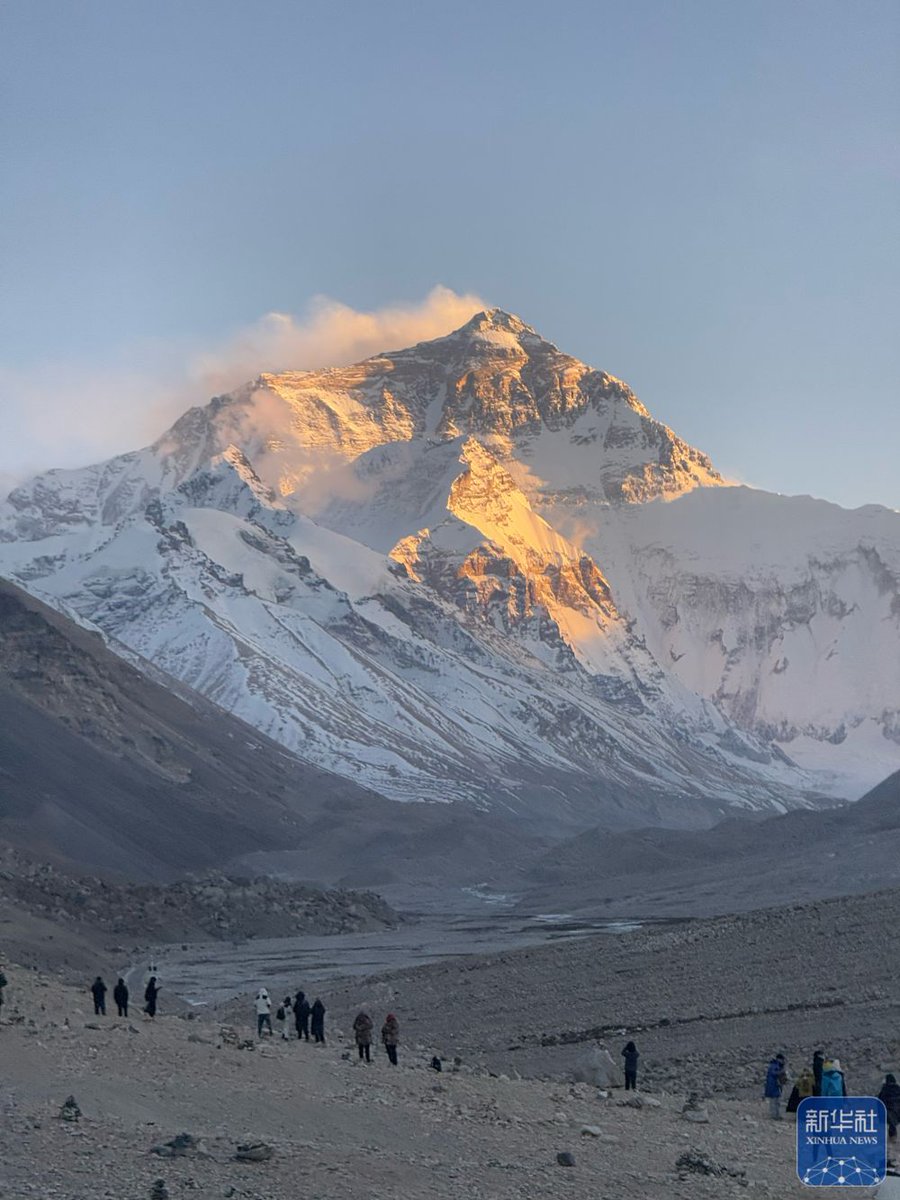 DailyBeijing's tweet image. As one of the ticket-free attractions in the seventh round of the &quot;Winter Tour to Xizang&quot; campaign, the Mount #Qomolangma scenic area is renowned for its snow-capped mountains, creating a picturesque scene that is both majestic and serene. #chinatravel