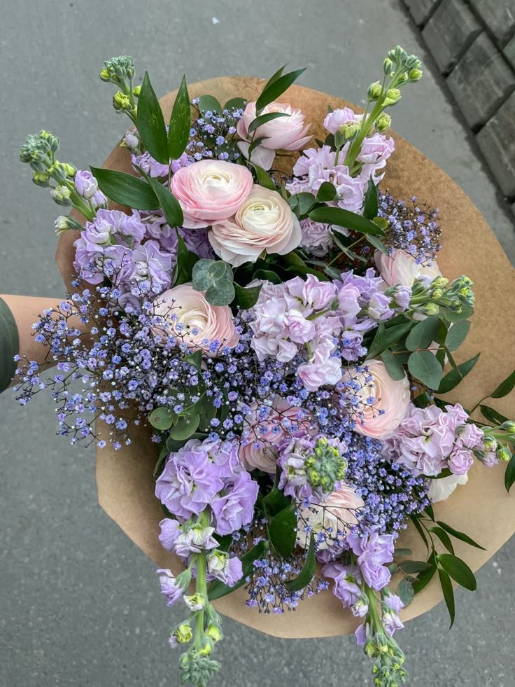 flowershop1d's tweet photo. 🌺: special delivery for @Liaanniie
💌: Some e-flowers for youuuuuuuu keep sparklinggggg
📜: "Before you, Anni, my life was like a moonless night." - Stephenie Meyer, Twilight https://t.co/lp0iem66CN