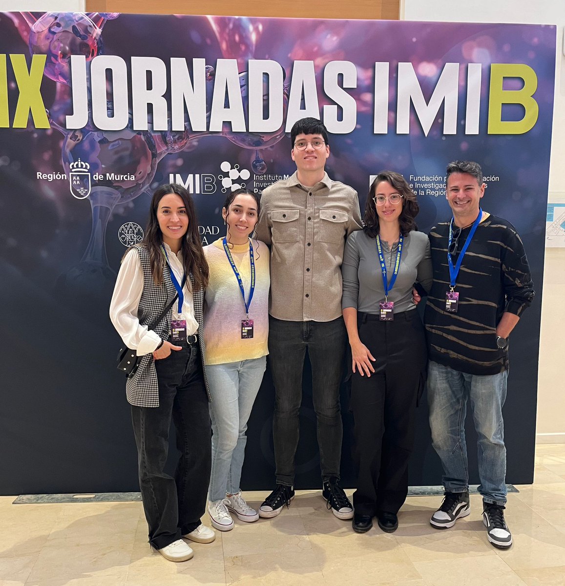 Nuestro predoctoral <a href="/DarioMandaglio/">Darío Mandaglio</a> presentando su trabajo en las IX JORNADAS de <a href="/IMIB_RMurcia/">Instituto Murciano de Investigación Biosanitaria</a> : "Mecanismos proinflamatorios clave en la patología cardiovascular: estimulación de cardiomiocitos auriculares con material particulado en condiciones de endotoxemia". ¡Gran charla! 👏