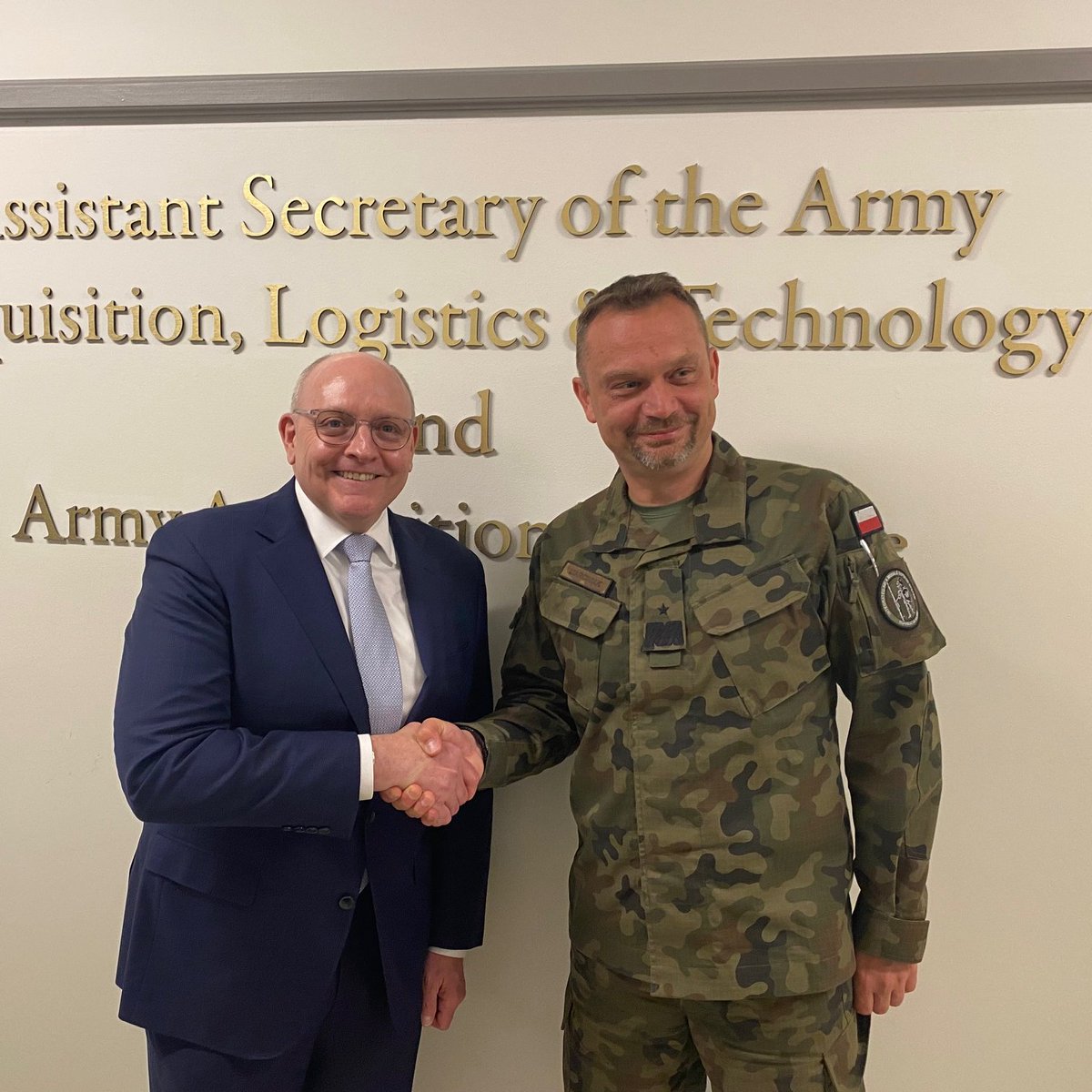 AgencjaUzbr's tweet image. Od 18 do 21 listopada, w 🇺🇸, prowadzone były rozmowy dotyczące amunicji czołgowej #ABRAMS i produkcji pocisków #GMLRS do wyrzutni #HOMAR-A w Polsce.

W rozmowach uczestniczyła nasza 🇵🇱 delegacja, pod przewodnictwem Zastępcy Szefa #AU gen. bryg. Michała Marciniaka, oraz Zastępca