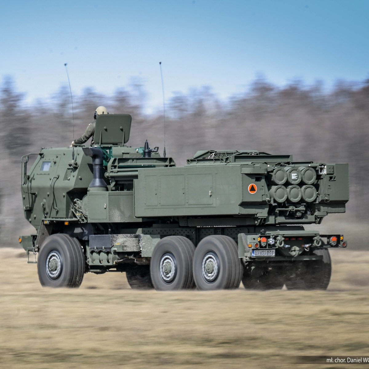 AgencjaUzbr's tweet image. Od 18 do 21 listopada, w 🇺🇸, prowadzone były rozmowy dotyczące amunicji czołgowej #ABRAMS i produkcji pocisków #GMLRS do wyrzutni #HOMAR-A w Polsce.

W rozmowach uczestniczyła nasza 🇵🇱 delegacja, pod przewodnictwem Zastępcy Szefa #AU gen. bryg. Michała Marciniaka, oraz Zastępca