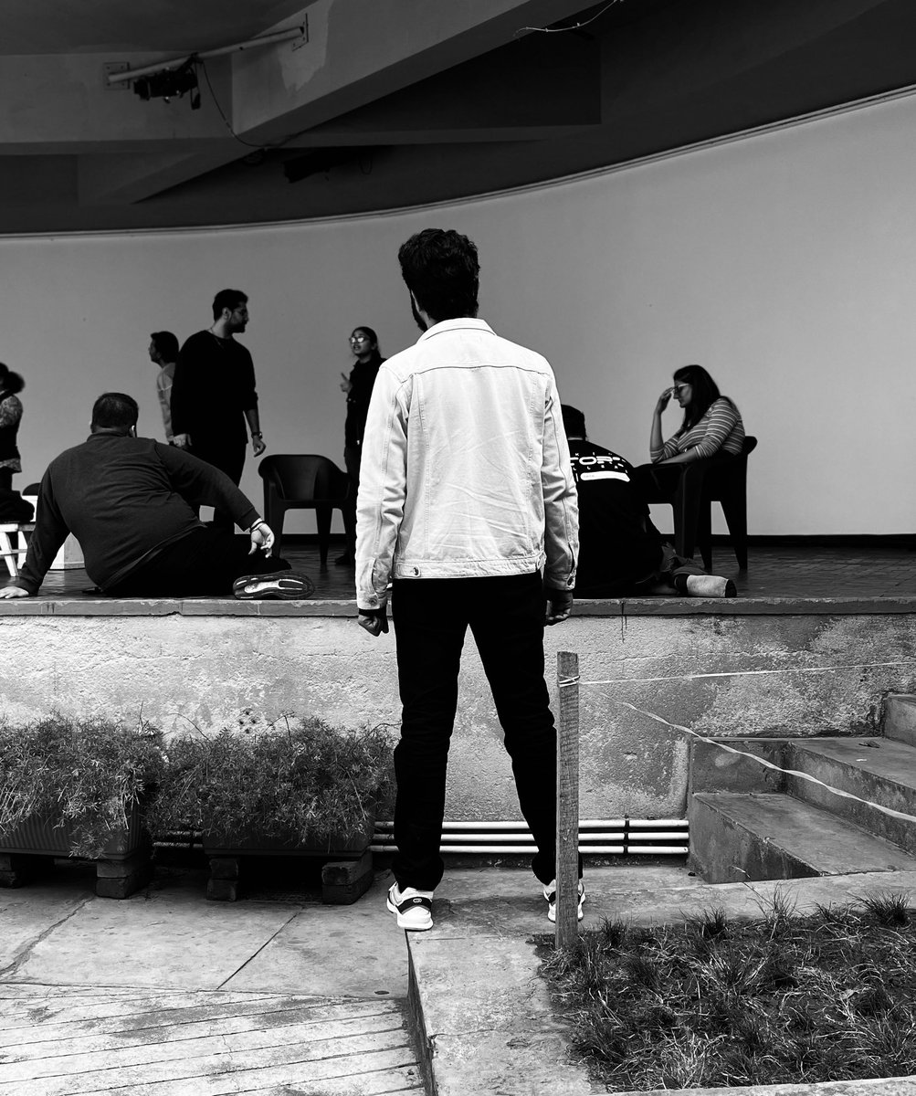 _ashusingh_'s tweet image. “Pause, reflect, and keep moving. 🖤

#TimelessElegance #MonochromeMood #EveryStepMatters”