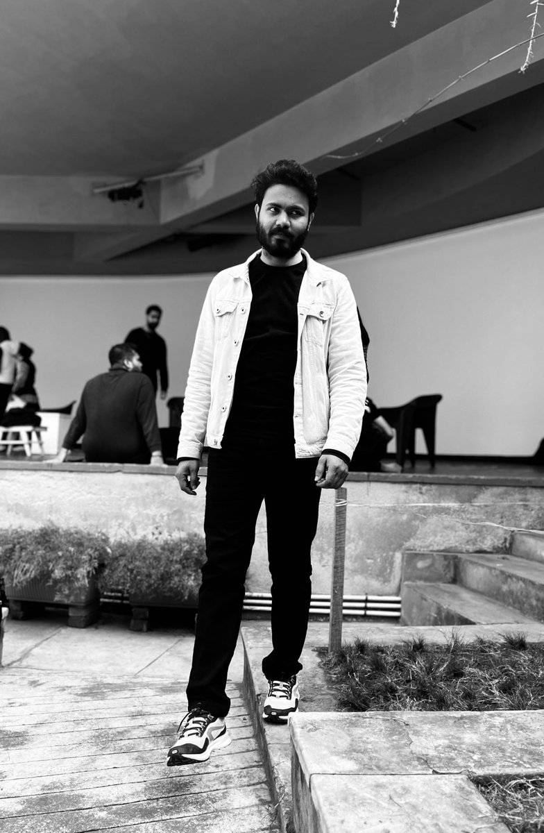 _ashusingh_'s tweet image. “Pause, reflect, and keep moving. 🖤

#TimelessElegance #MonochromeMood #EveryStepMatters”