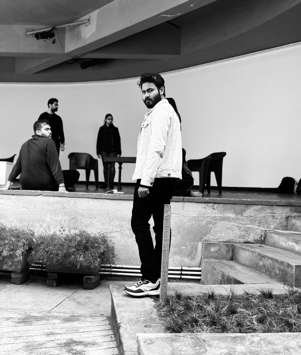 _ashusingh_'s tweet image. “Pause, reflect, and keep moving. 🖤

#TimelessElegance #MonochromeMood #EveryStepMatters”