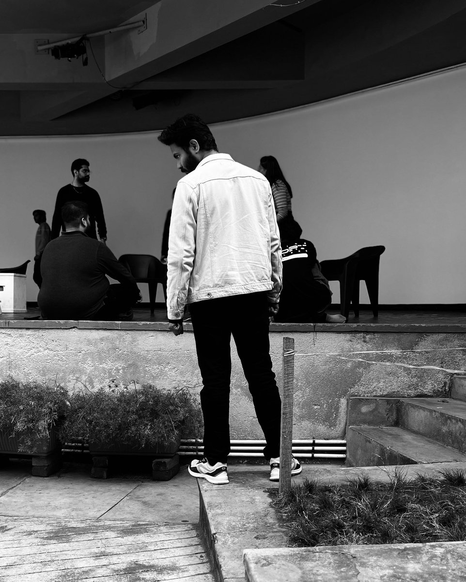 _ashusingh_'s tweet image. “Pause, reflect, and keep moving. 🖤

#TimelessElegance #MonochromeMood #EveryStepMatters”