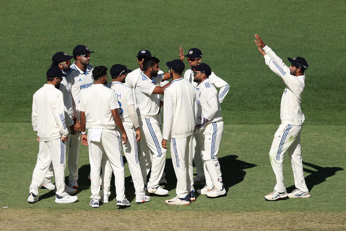 🔥🔥

Boom boom Bumrah!

Back to back wickets for the Skipper 🫡🫡

Usman Khawaja and Steve Smith depart! 

Live - bit.ly/AUSvIND-1stTes……… #AUSvIND