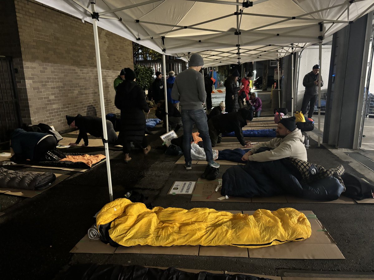 CovenantHouseBC's tweet image. Scenes from an incredible evening at Sleep Out, where local business leaders are giving up their beds for a night to raise funds and awareness for homeless youth. 💙

We’ll look forward to hearing their reflections tomorrow morning!

#CHSleepOut