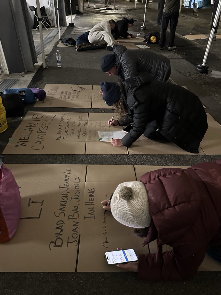 CovenantHouseBC's tweet image. Scenes from an incredible evening at Sleep Out, where local business leaders are giving up their beds for a night to raise funds and awareness for homeless youth. 💙

We’ll look forward to hearing their reflections tomorrow morning!

#CHSleepOut