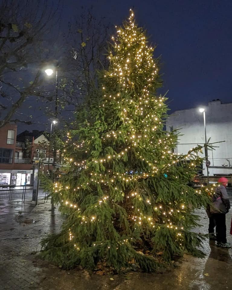 Tooting Newsie (@tootingnewsie) on Twitter photo Festive light switch-ons are taking place across #Wandsworth in the lead-up to Christmas, including events in #Tooting on 30th November at <a href="/TootingMarket/">Tooting Market</a>, 5th December at <a href="/StNicsTooting/">St Nicholas Tooting</a>, and 6th December in #Furzedown!
Full info via <a href="/wandbc/">Wandsworth Council</a>: wandsworth.gov.uk/business-and-l… Festive light switch-ons are taking place across #Wandsworth in the lead-up to Christmas, including events in #Tooting on 30th November at <a href="/TootingMarket/">Tooting Market</a>, 5th December at <a href="/StNicsTooting/">St Nicholas Tooting</a>, and 6th December in #Furzedown!
Full info via <a href="/wandbc/">Wandsworth Council</a>: wandsworth.gov.uk/business-and-l…