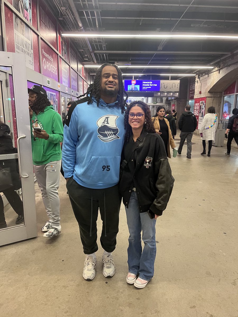 MoBay_LA's tweet image. On the way to the concert and we ran into @TorontoArgos Grey Cup champion @_blessed_23
Not sure he caught the ’96 #GreyCup jacket. The #Argos won that one too 😁🌊🌊🌊💙🩵