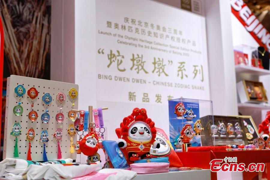 AmbCina's tweet image. 🐍❄️ #BingDwenDwen si trasforma per il nuovo anno!

A #Beijing è stato svelato il nuovo design del celebre Bing Dwen Dwen, questa volta ispirato al Segno Zodiacale del Serpente, in vista del prossimo #AnnodelSerpente.

Il design richiama la famosa leggenda cinese "La Leggenda del