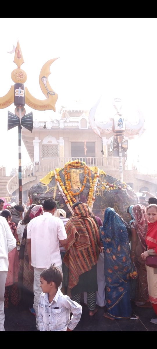 panditmishraji's tweet image. आज दिनांक 22-11-2024 शुक्रवार को कुबेरेश्वर धाम सीहोर के भव्य दर्शन
कुबेरेश्वर भंडारी आप सभी की मनोकामना पूरी करे
#kubereshwardhamsehore #kubereshwarmahadev #sihorewale 
#kubereshwardhamkeupay #pandit_pradeep_ji_mishra #aarti 
#Jyotirlinga #BhogAarti  #darshan