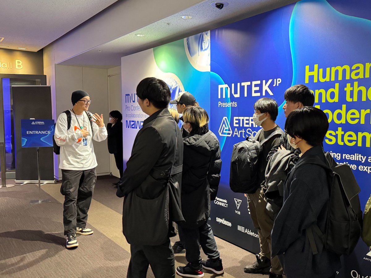 助手です！！

本日11月22日（金）の「メディアデザイン実習G」は校外授業でした！！

MUTEK Japan との連携協力で、『MUTEK JP Presents ETERNAL Art Space』を鑑賞をしました！！
展覧会の現場で学生は学びをえたようです！！！

exhibition.eternalart.space