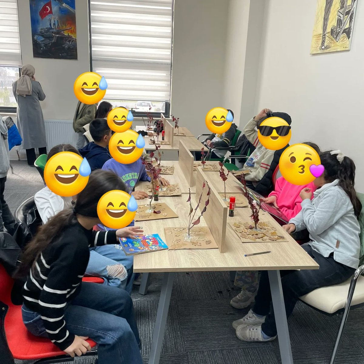 Biz bugün "Sonbahar Ağacımızı" yapıp kitap okuduk.
#eglencekutuphanesi
#etkinlik
#benimkutuphanem