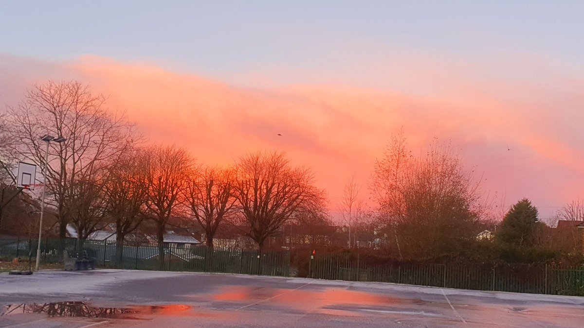 Happy Friday everyone!
It is cold and crispy out there but the sky is looking beautiful. Some roads and pathways are icy. Please take extra care if you are walking your children to school. Stay safe everyone 🙏 ❄️