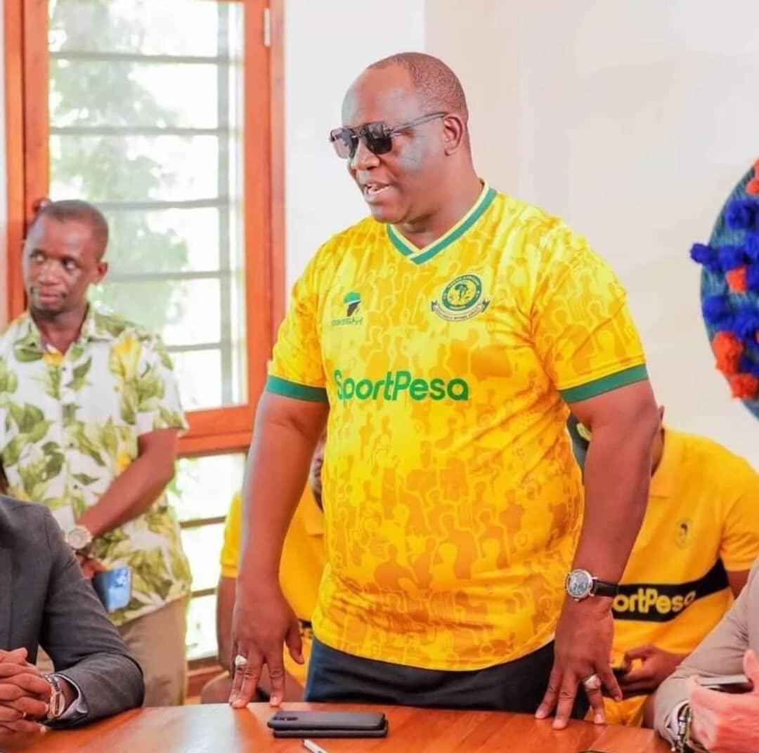 FKihamu's tweet photo. BRAZA SIDE kuwa Shabiki wa Yanga Afrika wala sio tatizo, Mwanza kuwa na Mkuu wa Mkoa ambaye ni Yanga wala sio tatizo kwakuwa Katiba inaruhusu uhuru ikiwemo huu wa kuchagua utakacho, Mimi sina tatizo kabisa na Brother kuwa RC lakini pia kuwa Shabiki wa Yanga kama ambavyo Viongozi wengine ni Mashabiki wa Simba. 

Tatizo lililopo hapa ni suala linalolalamikiwa na SIMBA, sasa Simba wametoa upande wao na ofisi ya Mkuu wa Mkoa wametoa upande wao, nadhani lengo ni kupata suluhu nadhani iundwe TUME HURU ifuatilie suala hili kwa undani kisha haki itendeke wala asionewe Mtu, Simba wanasema upo ushahidi upokelewe na RC kama ana ushahidi upokelewe na Kamati huru. 

Hii ni kwa ajili ya manufaa ya mpira wa miguu lakini pia Utawala wa sheria, Mkuu wa Mkoa ni Mteule wa Rais na Simba ni timu ambayo ipo chini ya Jamhuri ambapo Mkuu ni Rais, sote ni Ndugu hatupaswi kugombana, haki ipatikane na aliyekosewa aombwe radhi na kama kuna aliyechafuliwa basi asafishwe, mwisho wa siku Football Wins. 

Hii inapaswa kuwekwa sawa kabisa maana Tanzania kuna Mashabiki wa timu mbili tu, Simba na Yanga! Hofu yangu siku unaenda Mkoa ambao Shabiki ni Simba halafu mfano Yanga ikatokea kama hivi, matokeo yake tunajenga taswira tofauti! Hapa TUME HURU itupe mbivu na mbichi na maisha yaendelee lisipite kimya kimya. 

SIMBA ana haki popote pale lakini pia ana wajibu wake popote pale, RC ana Wajibu wake popote pale ila analindwa na MIIKO ya Uongozi popote pale, tukae kati kwa maslahi ya mpira. 

MKULIMA.