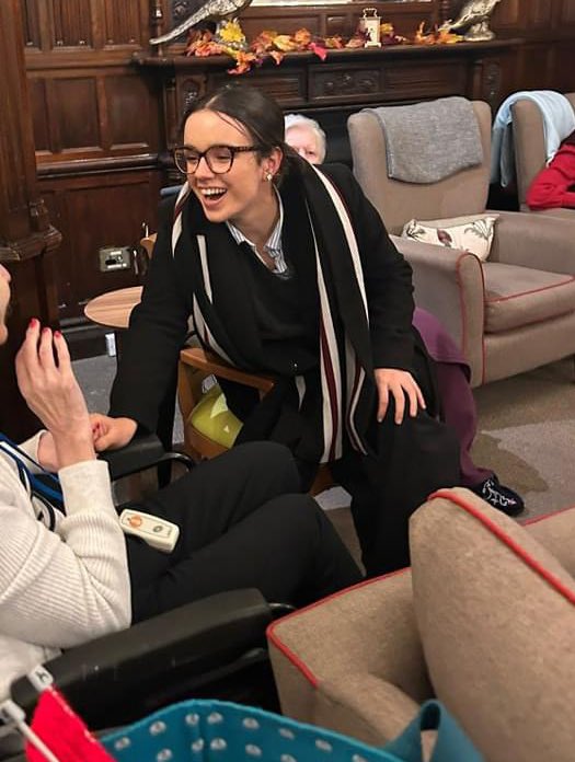 Senior pupils joined residents at Burcot Lodge for a traditional sing-a-long earlier this week. 

#BromsActivities #SchoolActivities #BromsService #LocalCommunity