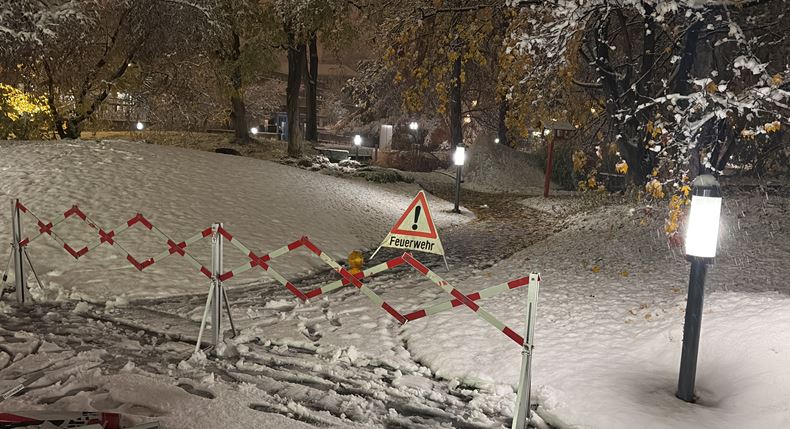 UniSpitalBaselCH (@unispitalbasel) on Twitter photo Der Garten des <a href="/UniSpitalBasel/">UniSpitalBaselCH</a> ist aus Sicherheitsgründen zur Zeit gesperrt. Die Schneelast auf den Bäumen hat zum Abbrechen teils grosser Äste geführt. Die Sperrung betrifft sowohl die Gartenzugänge zu den Gebäuden C und B, als auch den Ausgang des City-Parkings im Spitalgarten. Der Garten des <a href="/UniSpitalBasel/">UniSpitalBaselCH</a> ist aus Sicherheitsgründen zur Zeit gesperrt. Die Schneelast auf den Bäumen hat zum Abbrechen teils grosser Äste geführt. Die Sperrung betrifft sowohl die Gartenzugänge zu den Gebäuden C und B, als auch den Ausgang des City-Parkings im Spitalgarten.