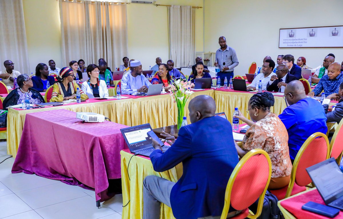 WhoBurundi's tweet image. Point sur la gestion #Mpox, validation du plan de préparation #MVM et introduction du vaccin HEXAVALENT au Burundi. Tels sont les sujets débattus par les membres du #CPSD, dont @WhoBurundi assure le lead, réunis ce 22/11 sous la présidence du @mspls_bdi.