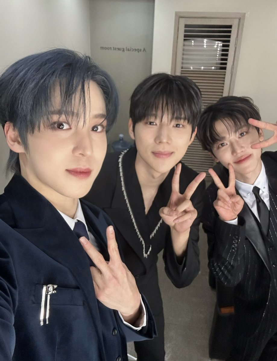 KBSMusicBank's tweet image. 이번 겨울에는 핫팩 필요 없겠다 ☃️
상민호 조합 너무 훈훈해서 🔥🔥