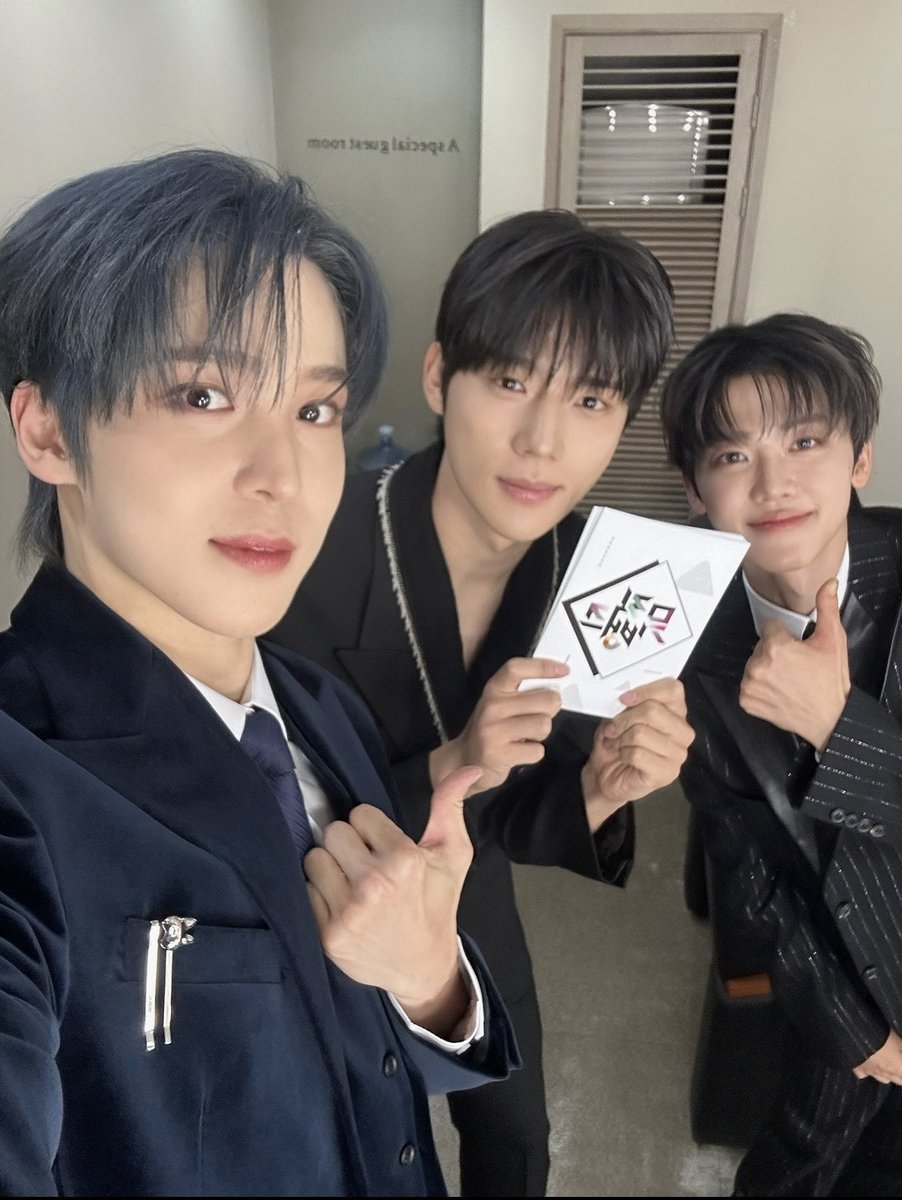 KBSMusicBank's tweet image. 이번 겨울에는 핫팩 필요 없겠다 ☃️
상민호 조합 너무 훈훈해서 🔥🔥