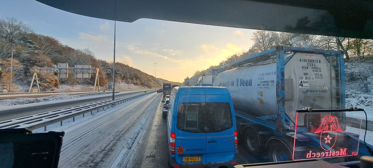 ADHD_Trucker's tweet photo. #Dutchtweet π³π±
In de #File op de #A12 richting @GermanyinNL terhoogte @gemeentearnhem
En zo als elk jaar een beetje #Sneeuw....en naar mijn mening een iets wat te late ingreep van @Rijkswaterstaat (@RWSverkeersinfo) ....sta ik al 2 uur langzaam rijdend tot bijna stil.
#AMEN https://t.co/XhqtNsVUG5