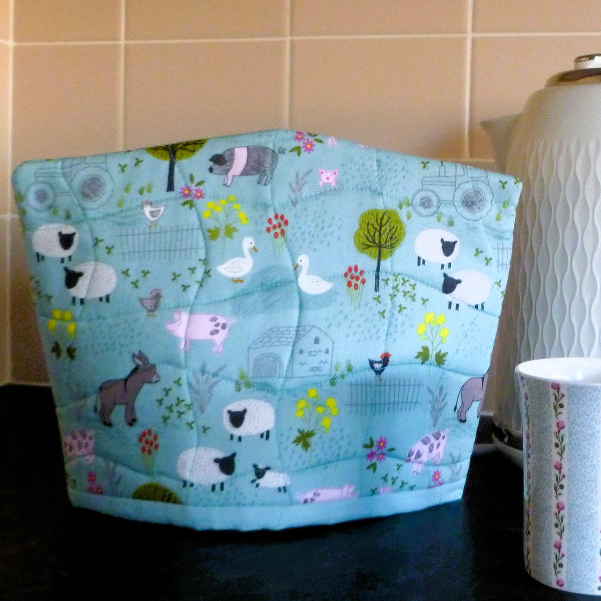 daisychcraftsuk's tweet image. daisychaincraftsukgb.etsy.com/listing/166452…
Handmade insulated tea cosy
Farmyard design 
An ideal gift for the tea lover 
#tealover #teaaddict #teacosy #handmade #gifts #giftidea #Christmasgifts #etsyuk #etsylisting #ukmakers #CraftBizParty