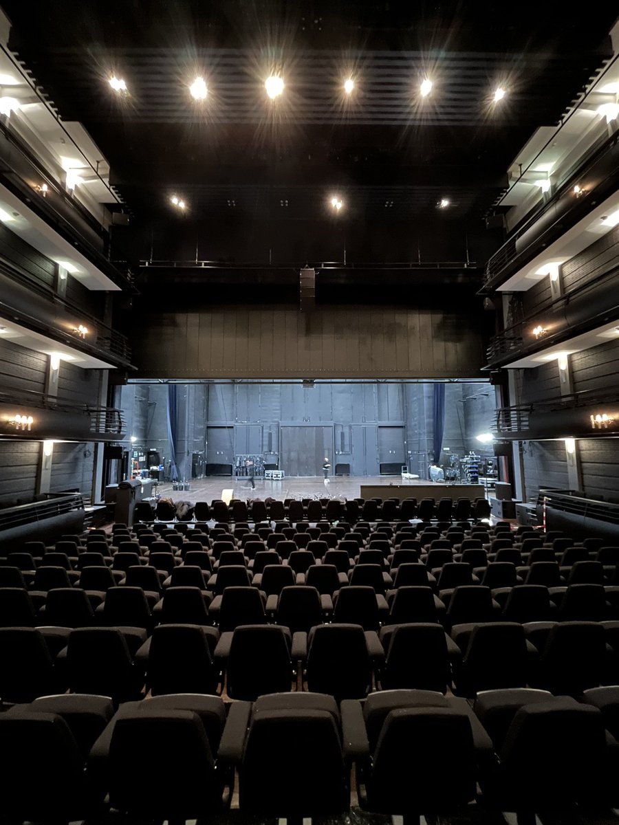 Iniciamos el montaje técnico en <a href="/KVSbrussels/">KVS</a> para <a href="/Proximamentfest/">Proximamente Festival</a> 🔥💚🌳

Mañana 23 dr noviembre a las 20:00 h abrimos nuestro conjuro: “¿Qué puede un cuerpo?”, la tercera parte de LEIB.

Si estás cerca, acompañamos 🤍

kvs.be/en/agenda/1377…