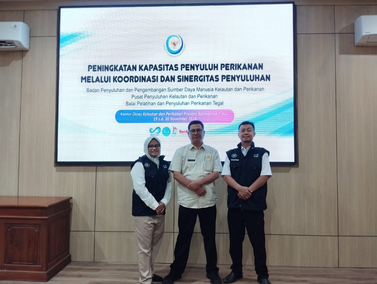 AdenRadianus's tweet photo. Selasa-Rabu 19-20 November 2024, LuhKan Kalbar dan Kaltim Bersama BPPP Tegal mengikuti kegiatan Peningkatan Kapasitas Penyuluh Perikanan Melalui Koordinasi dan Sinergitas Penyuluhan di Samadinda DKP Provinsi Kaltim
#giatluhkansatminkalbp3tegal 
#giatluhkanbengkayang https://t.co/auXYvJMfj2