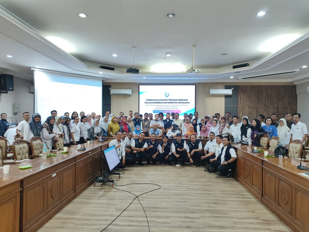 AdenRadianus's tweet photo. Selasa-Rabu 19-20 November 2024, LuhKan Kalbar dan Kaltim Bersama BPPP Tegal mengikuti kegiatan Peningkatan Kapasitas Penyuluh Perikanan Melalui Koordinasi dan Sinergitas Penyuluhan di Samadinda DKP Provinsi Kaltim
#giatluhkansatminkalbp3tegal 
#giatluhkanbengkayang https://t.co/auXYvJMfj2