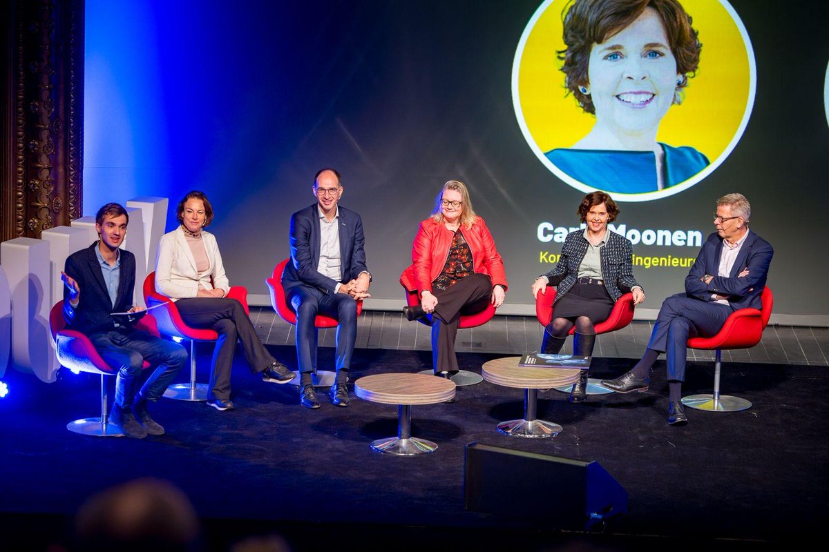 Onze voorzitter Carla Moonen nam deel aan de paneldiscussie tijdens de digiBOUW2024. De discussie ging over de vraag: ‘𝗪𝗲𝗹𝗸𝗲 𝗶𝗺𝗽𝗮𝗰𝘁 𝗴𝗮𝗮𝘁 𝗔𝗜 𝗲𝗻 𝗿𝗼𝗯𝗼𝘁𝗶𝘀𝗲𝗿𝗶𝗻𝗴 𝗼𝗽 𝗸𝗼𝗿𝘁𝗲 𝘁𝗲𝗿𝗺𝗶𝗷𝗻 𝗵𝗲𝗯𝗯𝗲𝗻 𝗼𝗽 𝗱𝗲 𝘁𝗼𝘁𝗮𝗹𝗲 𝘀𝗲𝗰𝘁𝗼𝗿?’