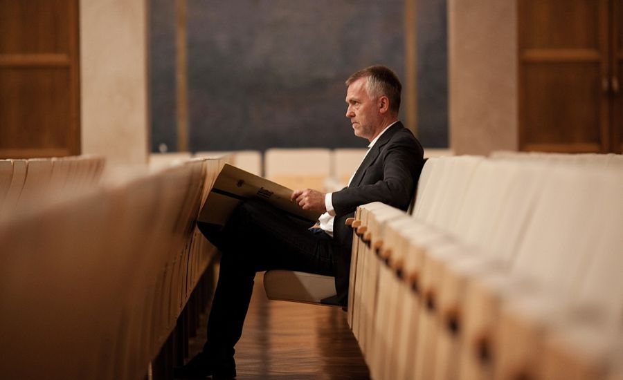 On the occasion of the 25th anniversary of vocal group Calmus Ensemble, Bernd Franke has written "Face to Face" for male voices, which is premiered today at St. Nicholas Church Leipzig. buff.ly/4fCpDSf