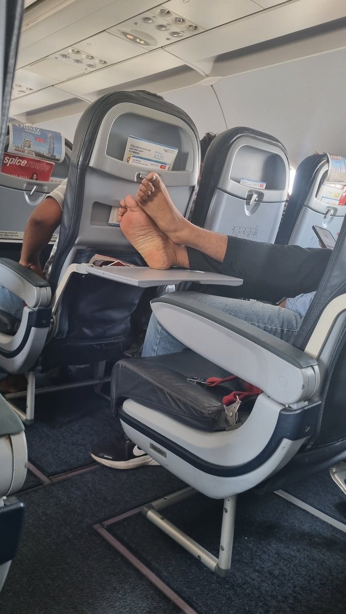 antrixpur's tweet image. Mystery answered - how and why tray-tables get damaged. Because entitled poople believe they have paid to damage facilities. This was #Overwing exit