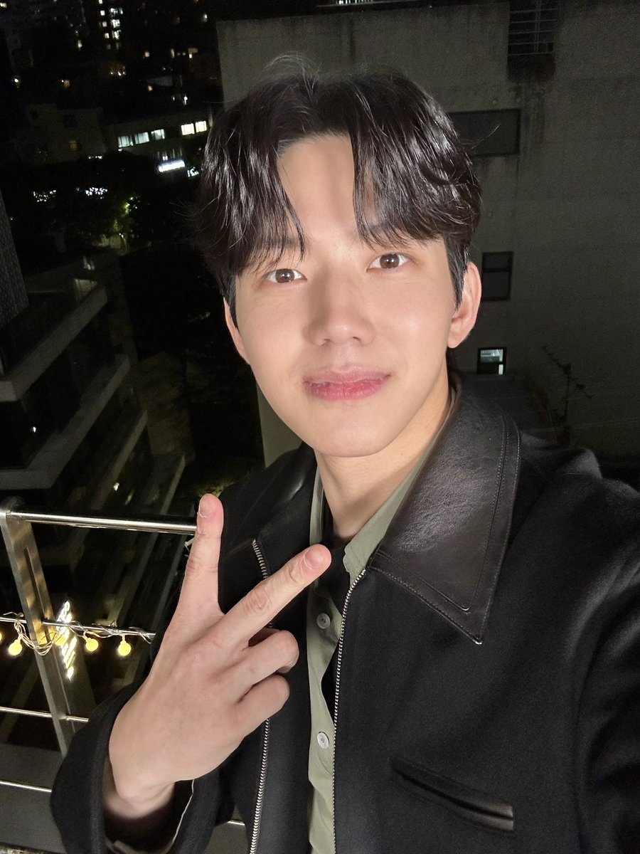 [ #DAY6_BEHIND ]

데면데면하게 타코 찜닭 먹방하는
드럼 강아지 실존 🐶
૮₍ ´• ﻌ • ₎ა
  づ~ 🍗 ⊂

뭐 어쨌든 간에~ 성덕 도운 보러 가자잉!

#DAY6 #데이식스
#도운 #DOWOON
#데면데면 #김종민의면데이뚜데면데면