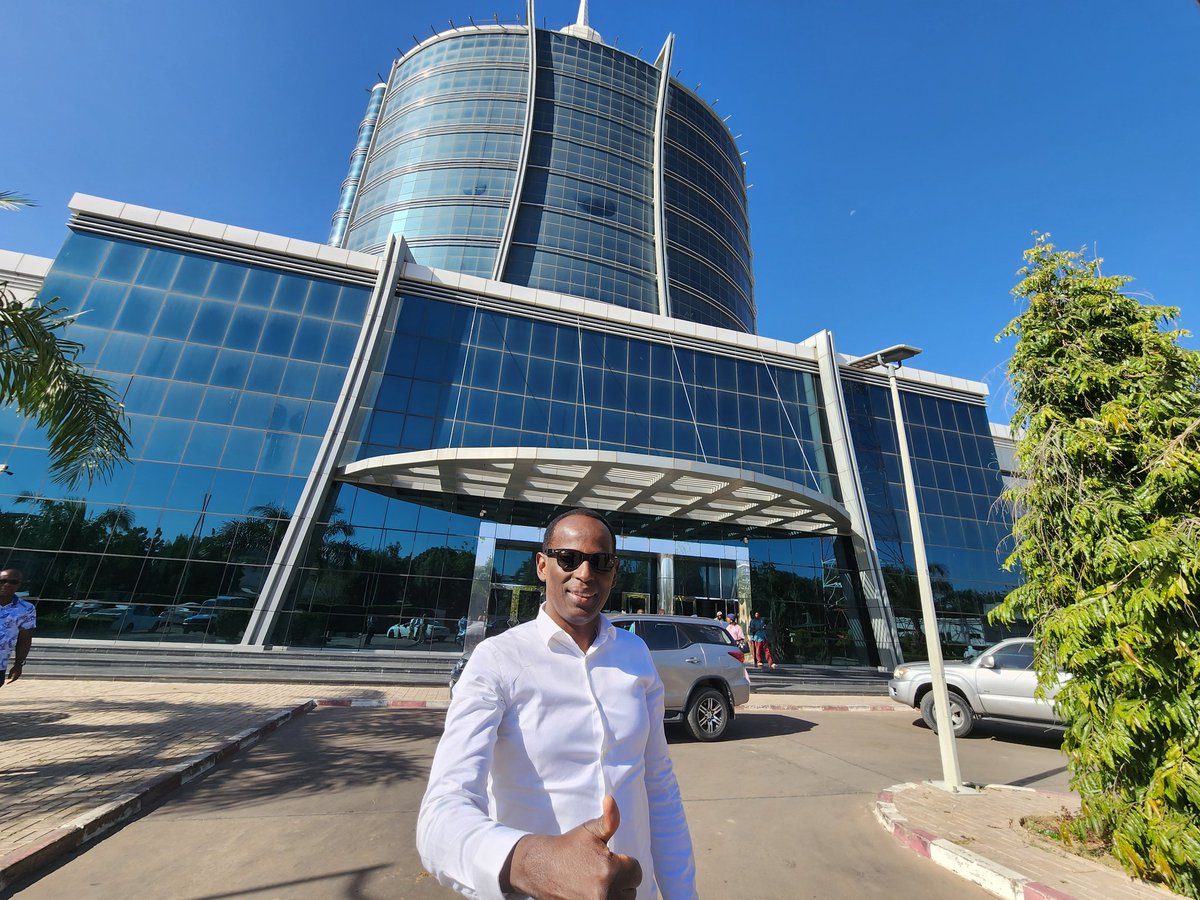mamaneshow's tweet photo. Non, je ne suis pas à CNN ou Canal+ mais devant le siège de l'Office National des Médias Audiovisuels du Tchad à N'Djamena. Bravo les Tchadiens, c'est magnifique. #Tchad https://t.co/3kNYXZrz43
