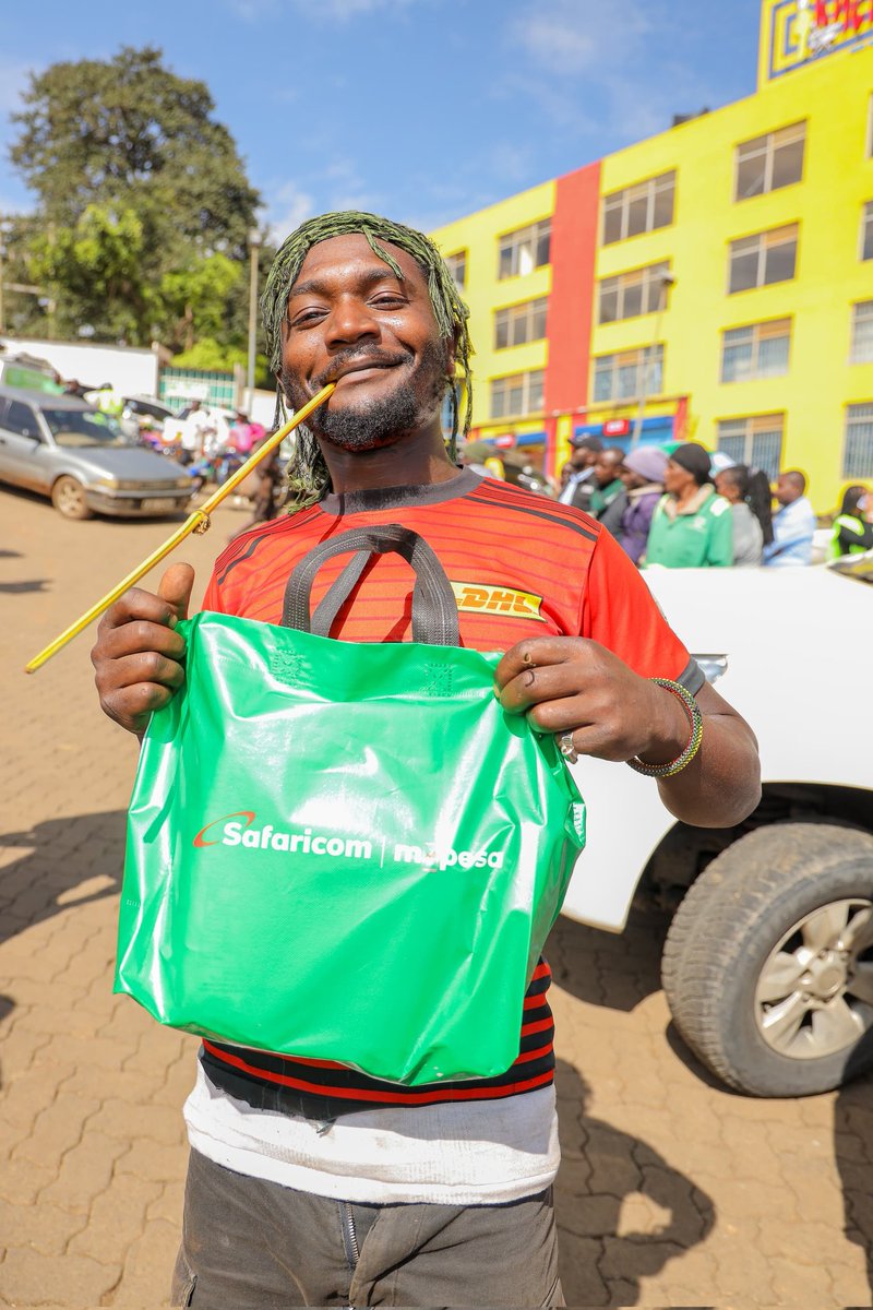#SambazaFurahaNaSafaricom Leo ni siku ya tano mlima Kenya.Pale Greenwood Mall watu wamepokea zawadi. <a href="/SafaricomPLC/">Safaricom PLC</a>