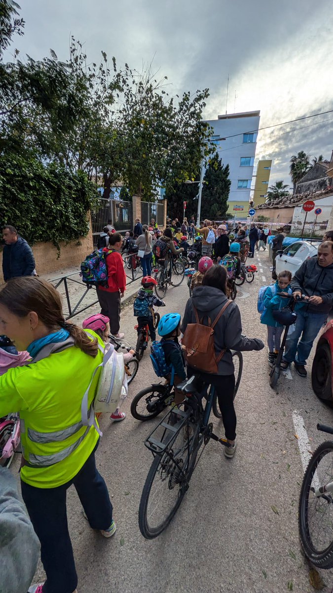 educomelles's tweet photo. Hui, com cada divendres #BicibusAlCervantes. Creant a #Alboraia vials segurs a l'escola per als nostres xiquets. Vem començarem a pedalar en setembre i cada setmana som més!! Gràcies a totes!!

#BiciBus #BikeBus 
🚴🚴🚴🚴 https://t.co/jRcPrGJZWs