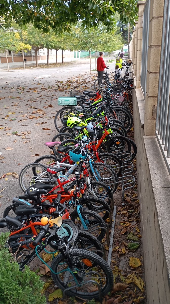educomelles's tweet photo. Hui, com cada divendres #BicibusAlCervantes. Creant a #Alboraia vials segurs a l'escola per als nostres xiquets. Vem començarem a pedalar en setembre i cada setmana som més!! Gràcies a totes!!

#BiciBus #BikeBus 
🚴🚴🚴🚴 https://t.co/jRcPrGJZWs